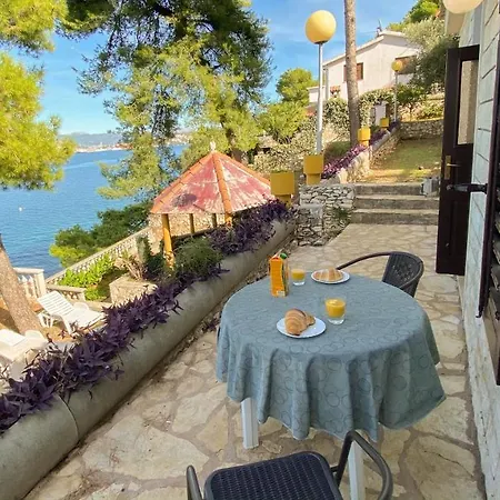 Seaview & Beachfront Jakov Apartmán *