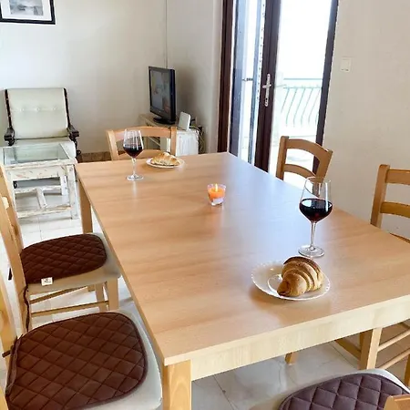 Seaview & Beachfront Jakov Apartmán *
