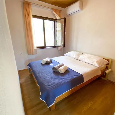 Seaview & Beachfront Jakov Apartmán