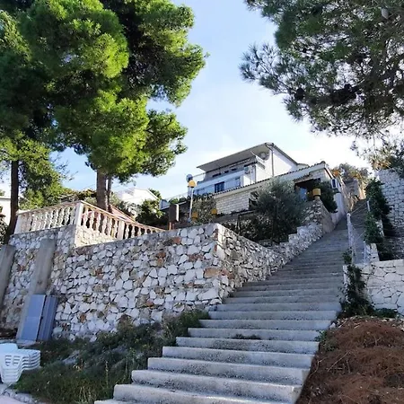 Seaview & Beachfront Jakov Apartmán