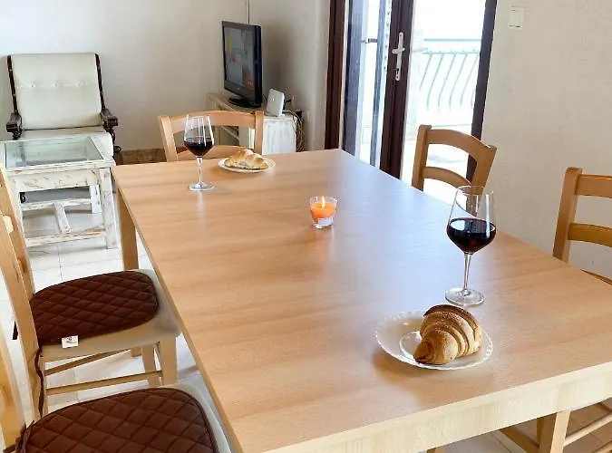 Seaview & Beachfront Jakov Apartment *