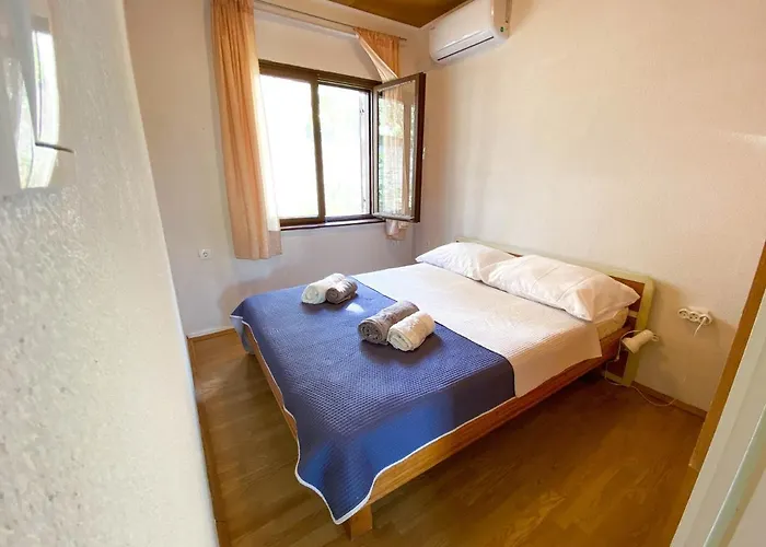 Seaview & Beachfront Jakov Apartment