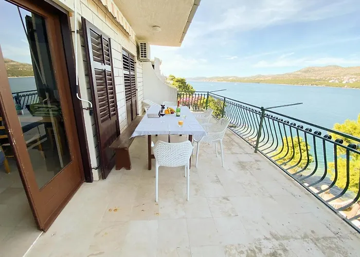 Apartment Seaview & Beachfront Jakov Donji Okrug (Ciovo)