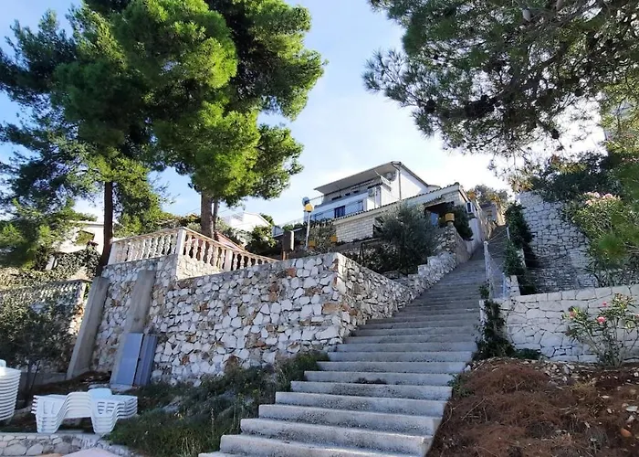 Seaview & Beachfront Jakov Apartment