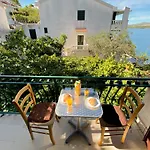 Seaview & Beachfront Jakov Apartman *
