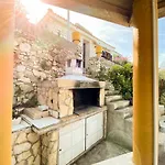 Seaview & Beachfront Jakov Apartman *