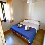 Seaview & Beachfront Jakov 아파트