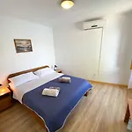 Seaview & Beachfront Jakov 아파트