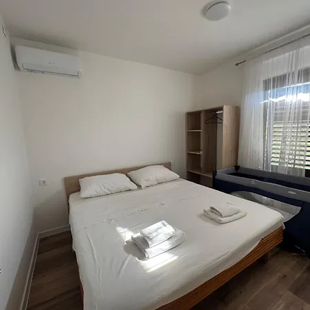 Seaview & Beachfront Jakov 아파트 *